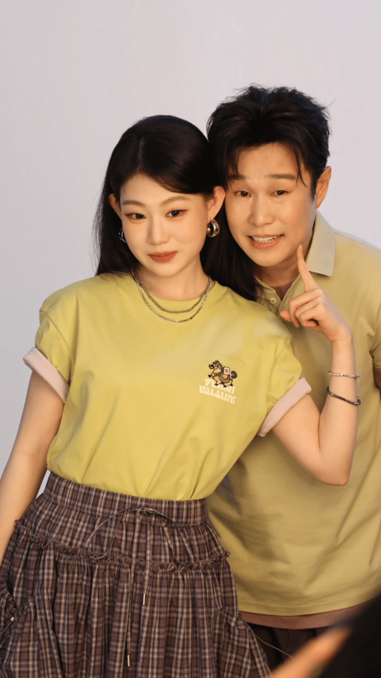 小沈阳成沈佳润挂件了 阳哥靠在女儿肩上那一下，整个人都松弛下来了。沈佳润也没啥大