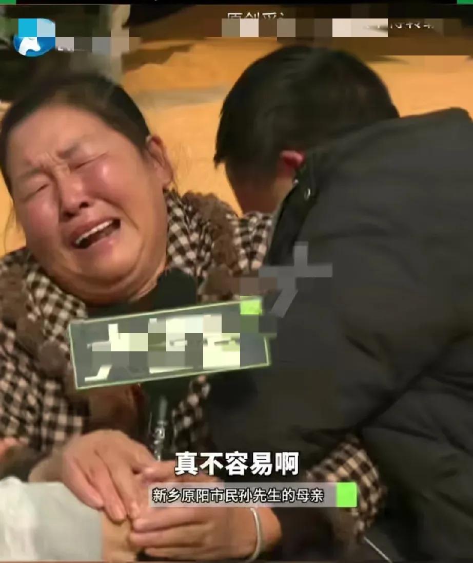 河南新乡的农民卖小麦被骗子骗了。
农民说：“三车小麦，一百多吨，小麦卖了28万，