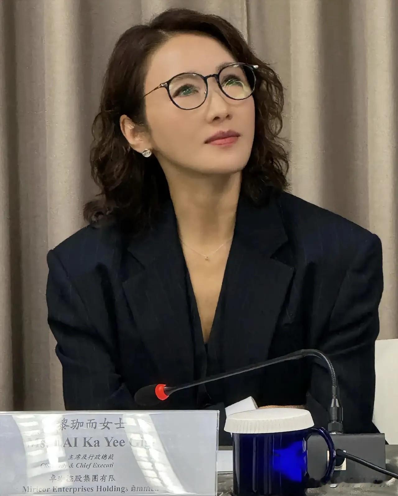 黎珈而女士美到我都认不出！

她55岁你相信吗？我反正不相信，我身边50多岁的头