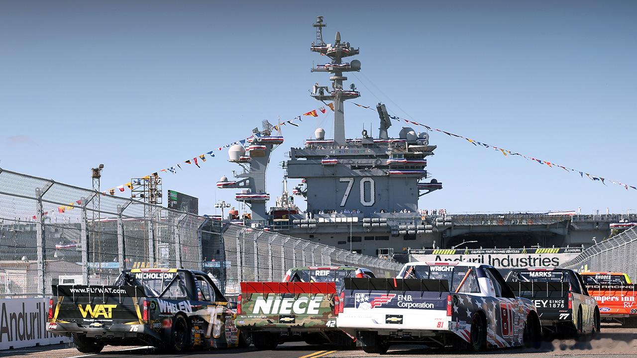 上周末，美国举办了首届在现役军事基地进行的“纳斯卡”(NASCAR)赛车比赛，美