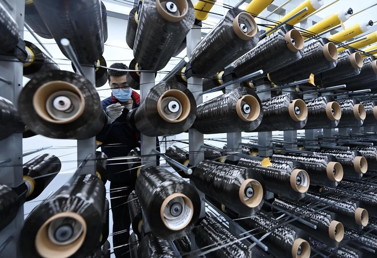 很多人没明白，中国T1200碳纤维突破后意义有多大？这么说吧？咱们战斗机、航天等