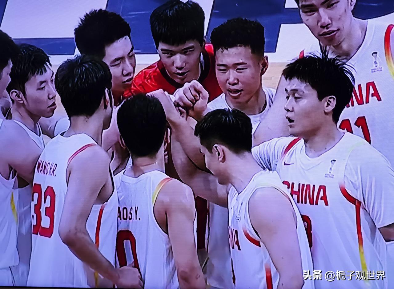 今天中国男篮防守做的不是很好，对中国台北队的外线3分球和中锋的防守办法不多，有时