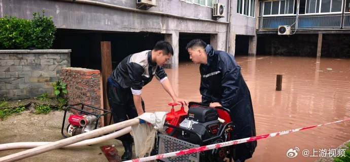 【#重庆强降雨紧急避险转移及安置5155人#】#重庆9个区县47个雨量站达大暴雨