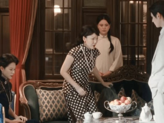 吴莫愁叫张凌赫怼怼张凌赫回复吴莫愁 吴莫愁在线训弟惨遭张凌赫反向回怼，大姐气场全