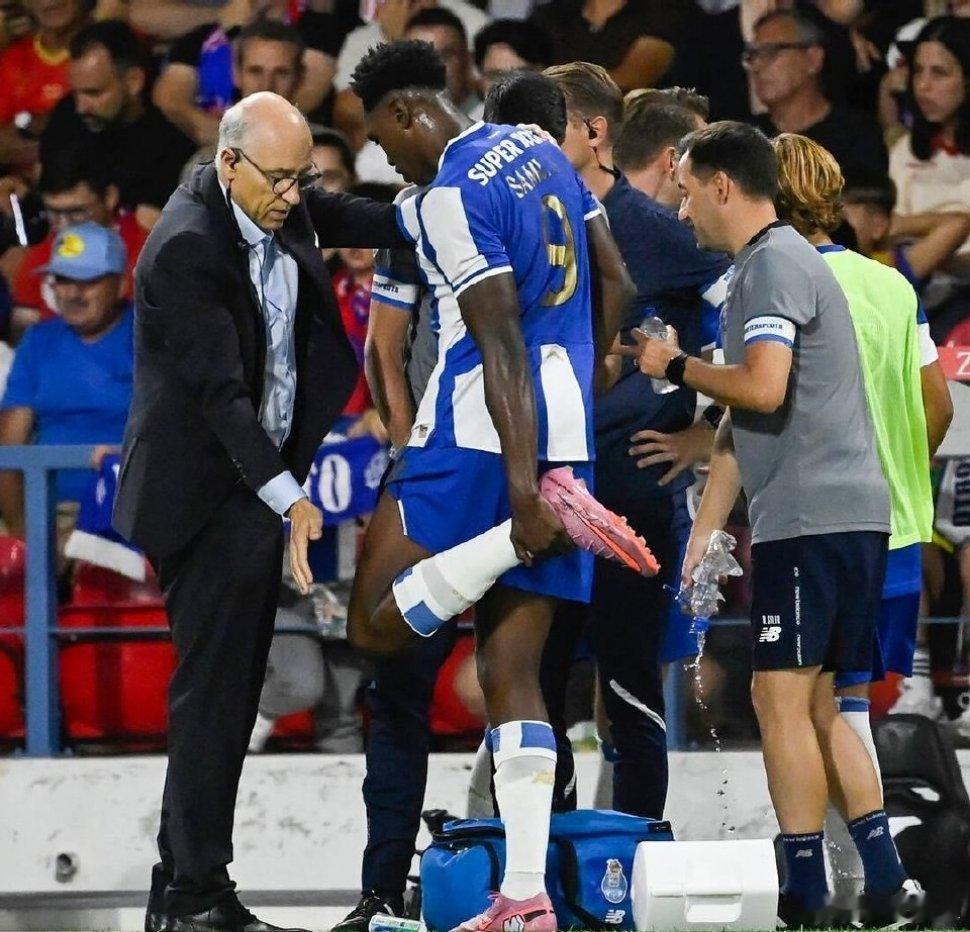 【ACL重伤无缘世界杯】葡超联赛，波尔图作客1比0击败国民，波兰中卫贝德纳雷克，