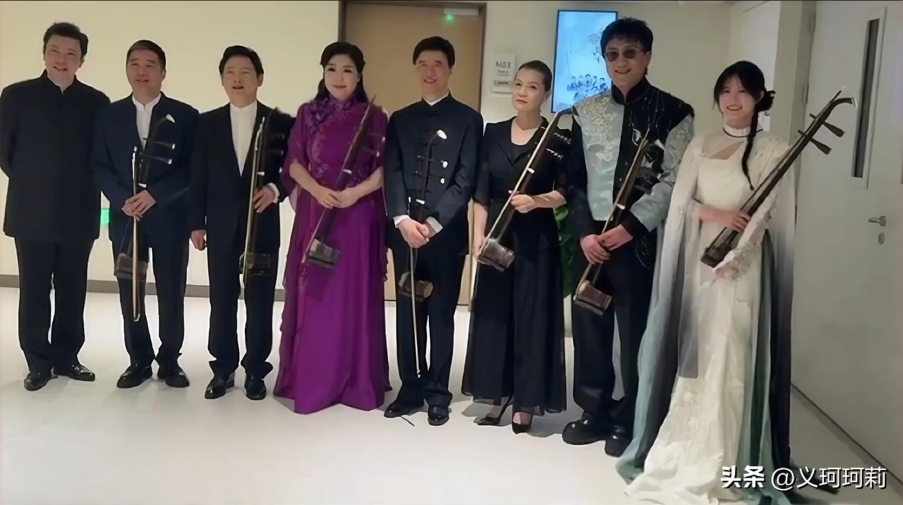 这不是一张简单的留影，是中国二胡发展史，力饼作为第四代二胡青年代表，正式撕掉“业