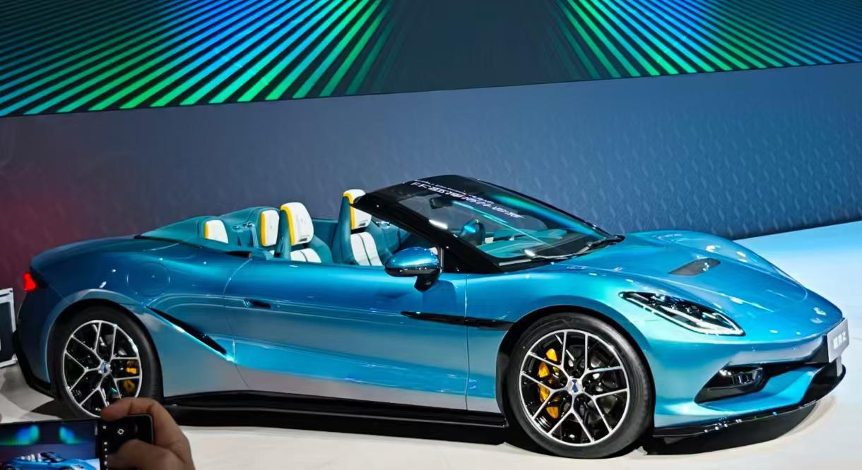 2026北京车展今天刚开幕，腾势Z敞篷版直接全球首秀，这阵仗属实有点东西。说实话