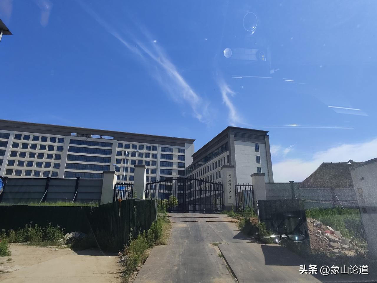 这个校区地理位置在没有拆迁的镇上，但它的交通还是便利的，东边是万三公路，也就是新