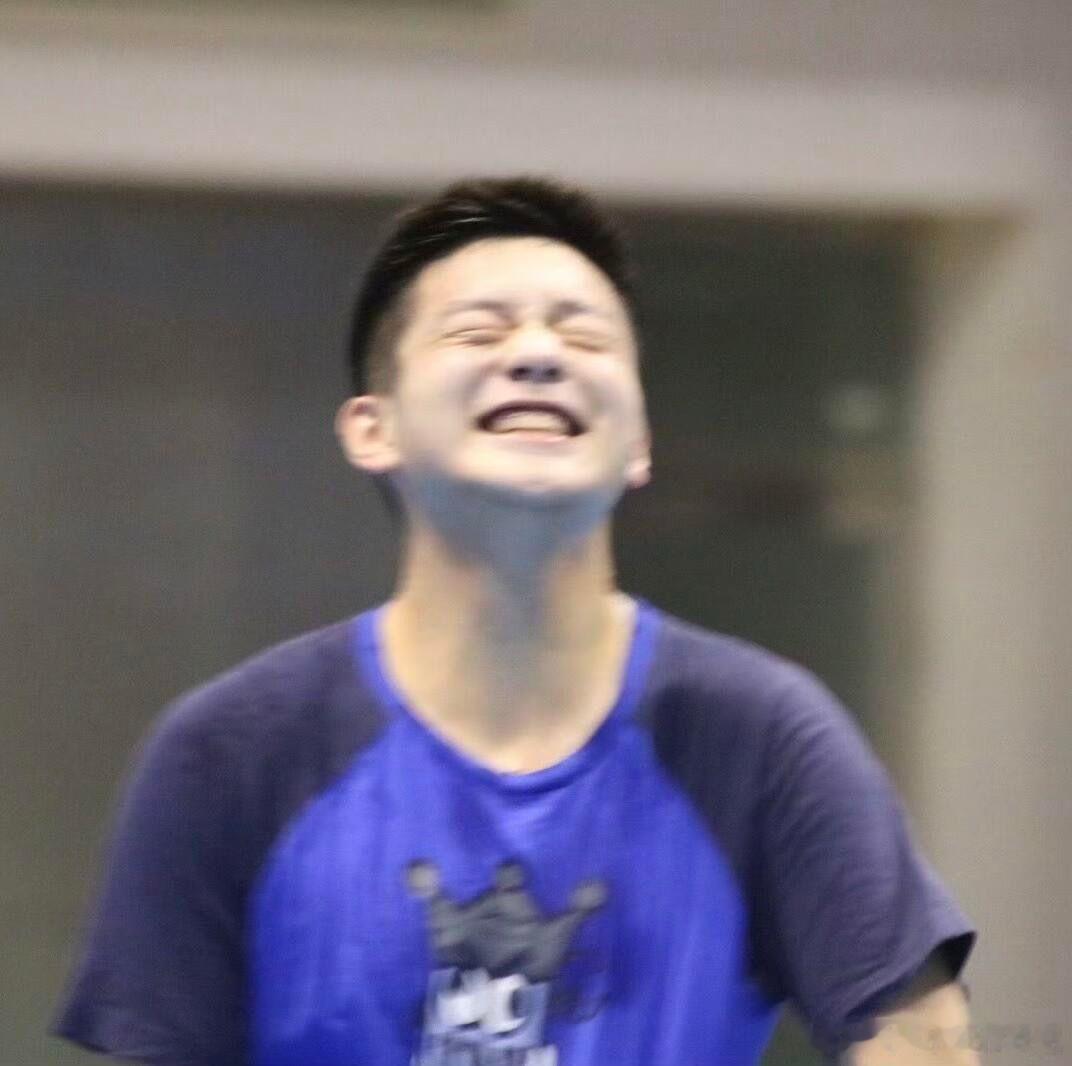 看见樊振东笑会跟着他不由自主的一起笑 