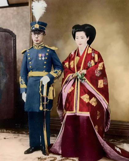 一段被美化了的爱情，末代皇帝溥仪的弟弟溥杰和23岁的嵯峨浩结婚。
1937年，华