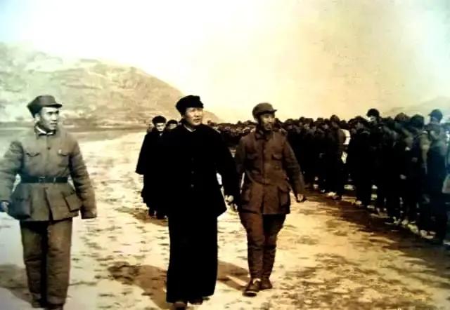 🙏请停留几秒，为伟人点个赞送朵花💐
《毛主席伟大风姿》
延安旧事，岁月悠悠，