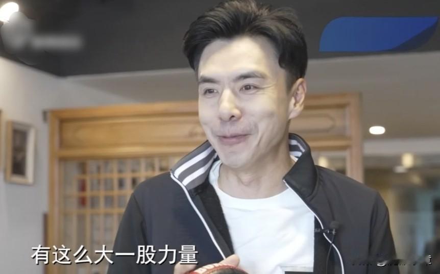 上海知名主持人柏栩栩采访拍摄中被打？
并非耸人听闻，他确实挨“打”了。
在近期播