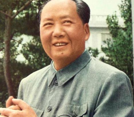 1938年，因我军待俘虏，两个日本兵有恃无恐，还挑衅我军战士。排长气不过，上前对