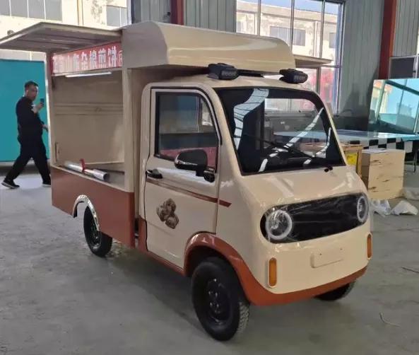 其实这种车很适合改装成迷你房车，打造电动房车的优选车型新能源流动售货车。这是一台