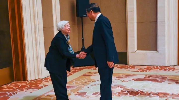 美国媒体炒作财政部长耶伦多次向中方官员鞠躬。美国媒体发布的录像显示，耶伦走近何副
