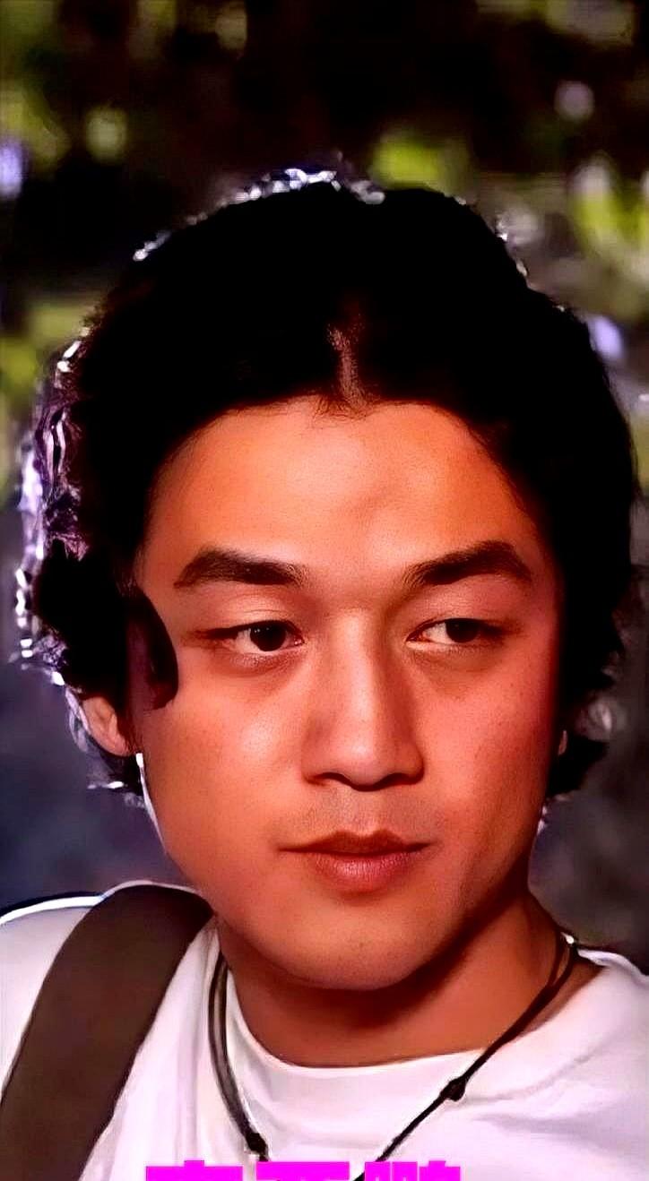镜头扫过1998年的操场，李亚鹏光着膀子把煤气罐扛上六楼，弹幕齐刷“这才是男人”