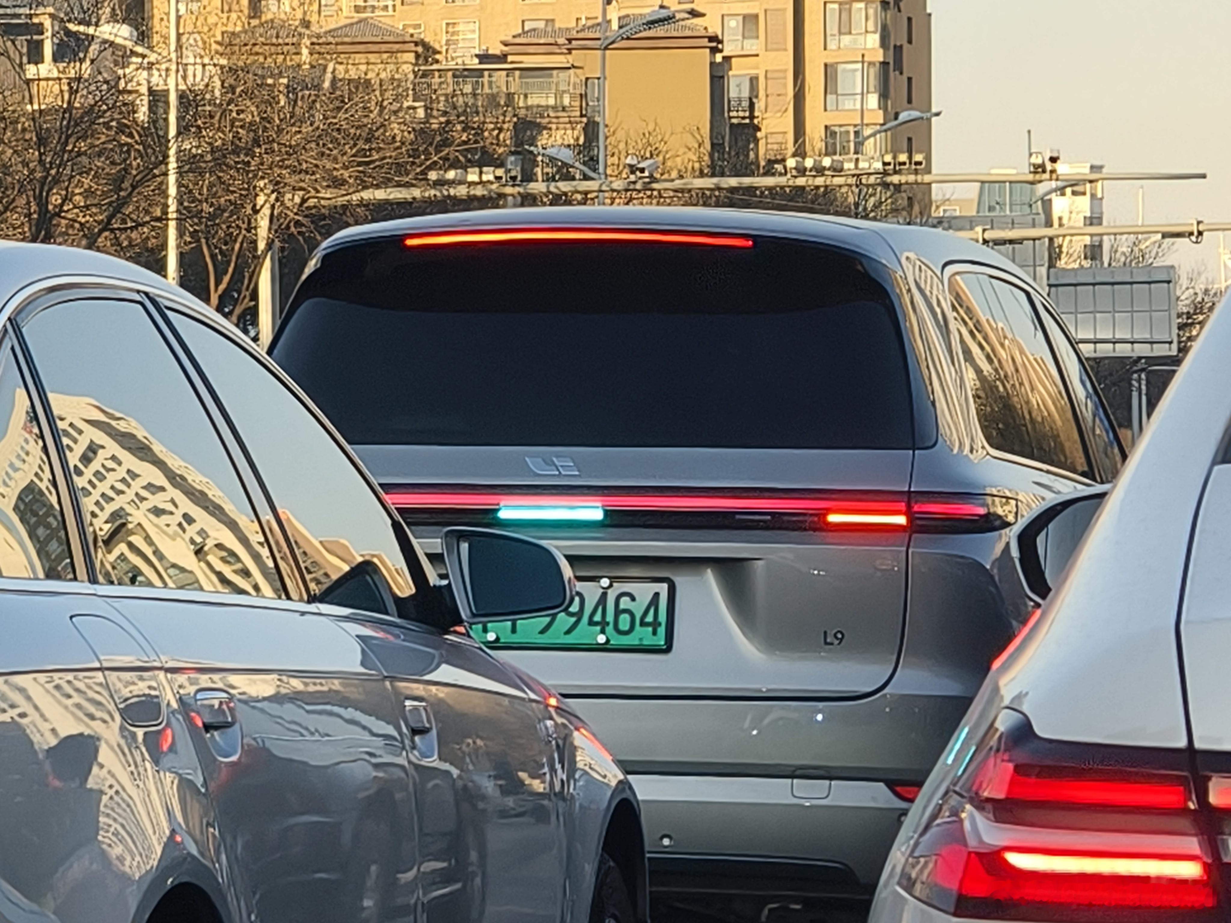 市区开智驾，然后遇到右拐车就自动停路中间，真就找着被人骂