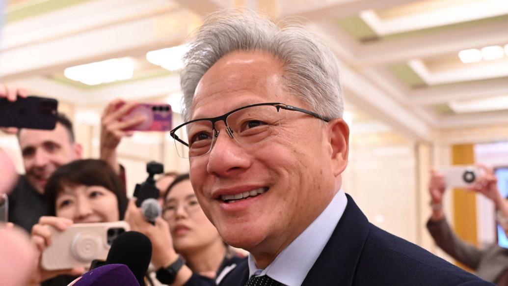 黄仁勋为啥在马斯克之后才下飞机？不是没牌面，是人家太懂规矩：皮衣换西装，先下的是