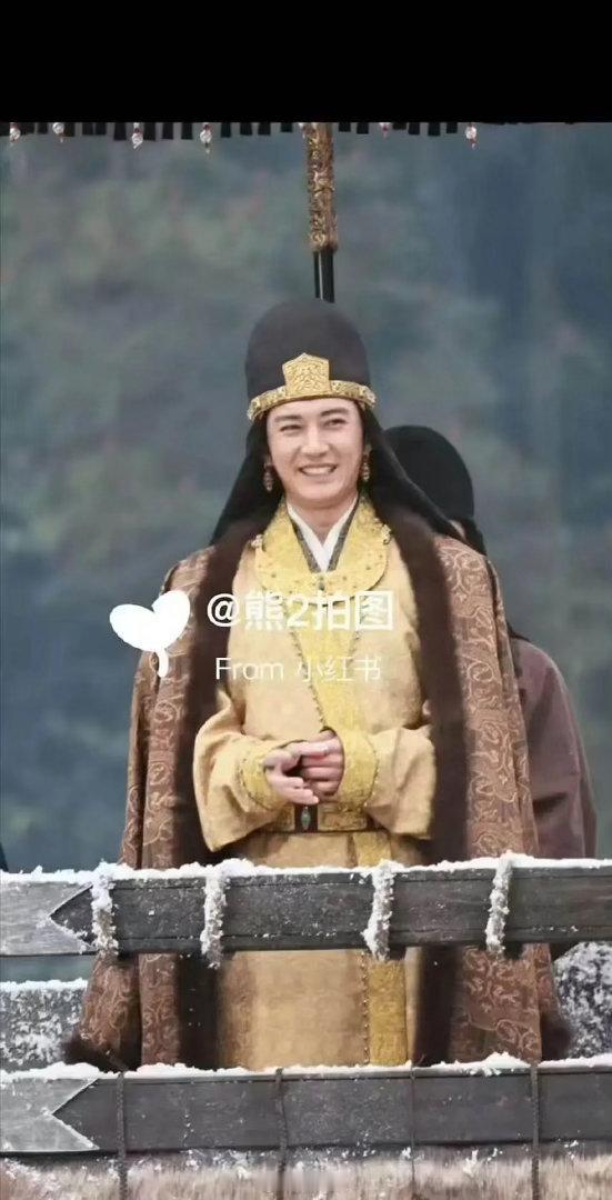 1为什么少女时期不让小演员演……2这个造型真不适合她，她本身就肩膀内扣驼背，再批