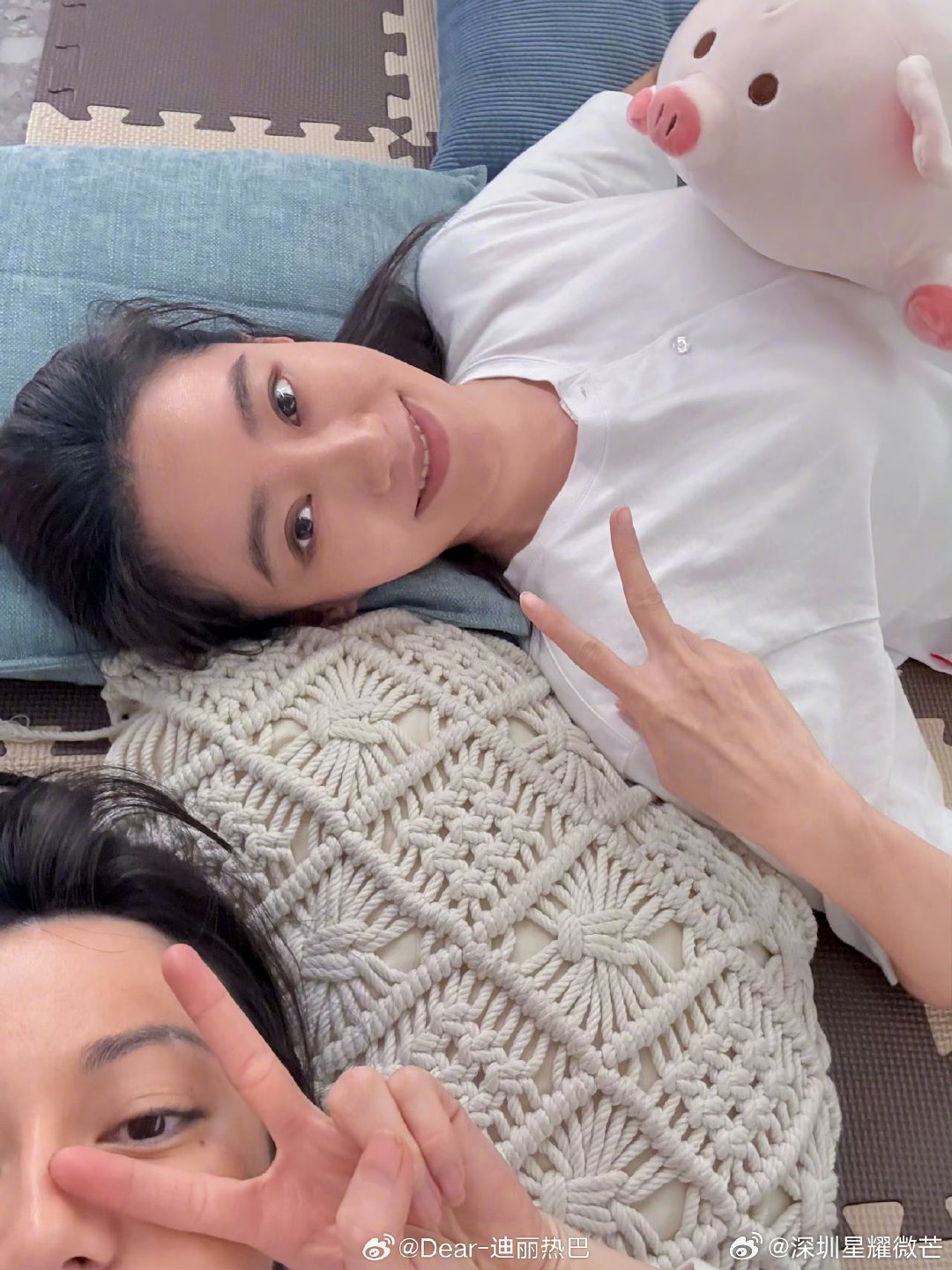迪丽热巴张小斐比耶自拍迪丽热巴晒与张小斐自拍照迪丽热巴张小斐比耶自拍，白T恤素颜