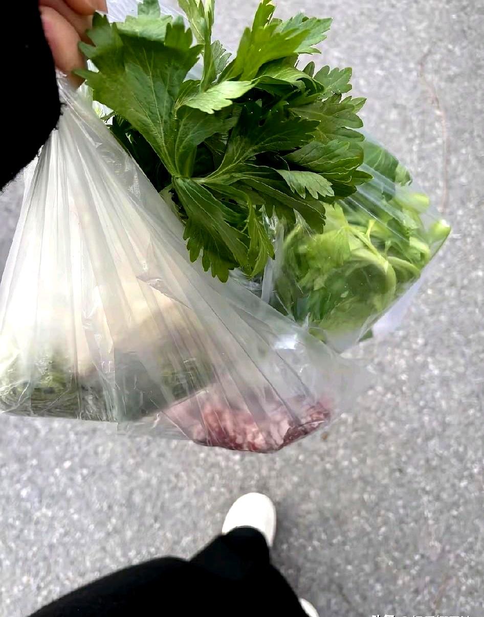 临近十月一，喜糖刚备好，婚检结果像一记闷雷砸在桌上。
女儿一切正常，男方却查出乙