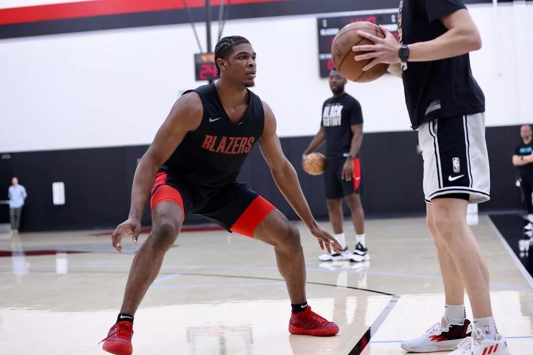 美国各媒体对火箭4号签选人预测：
ESPN：阿门-汤普森
雅虎： 阿门-汤普森
