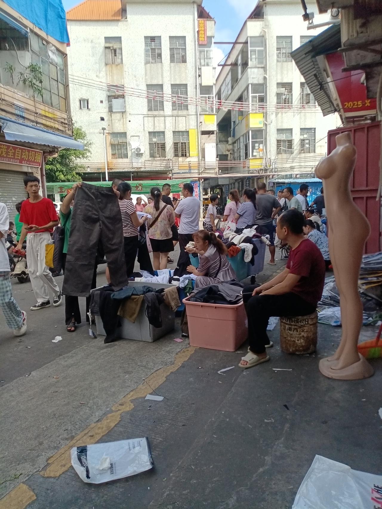 广州海珠区瑞宝村，街道上面，好多人在卖衣服，上衣裤子都有，买的人好少，看的人非常