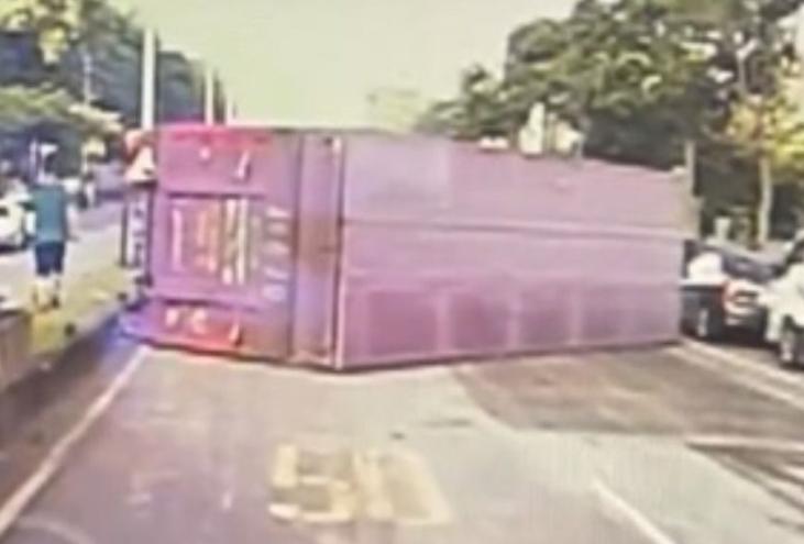 快讯／台湾桃园大货车“横躺”路中央！疑爆胎失控瞬间侧翻

台湾省桃园市龟山区振兴