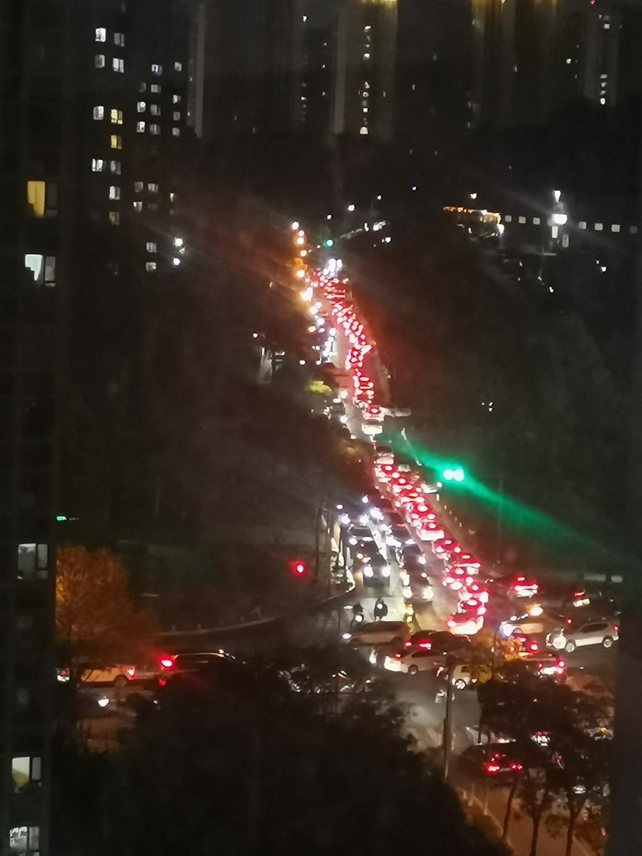 明天股市继续下跌

今天股市上涨1600家，下跌3600多家，机构流出资金850