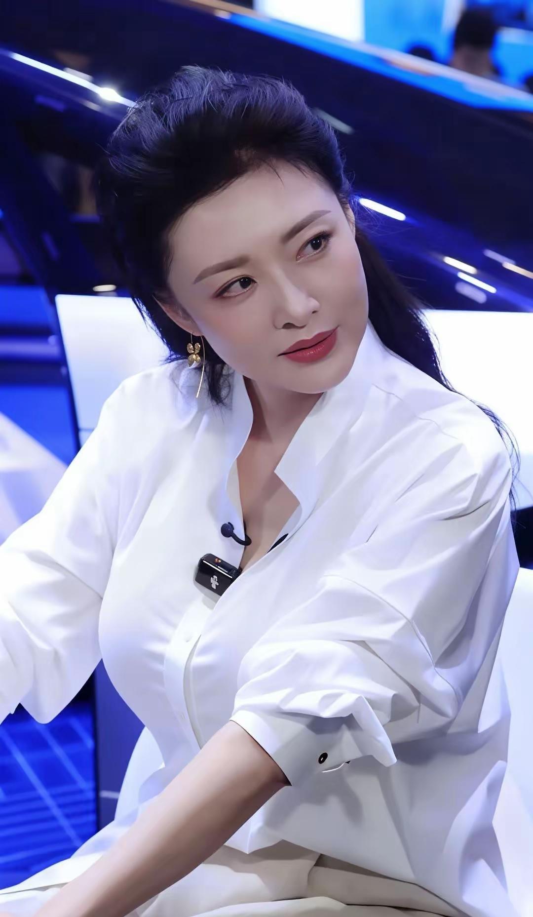 在中国，有不少著名主持人多次主持春晚及大型晚会。说起中国的女主持人，令人印象最为
