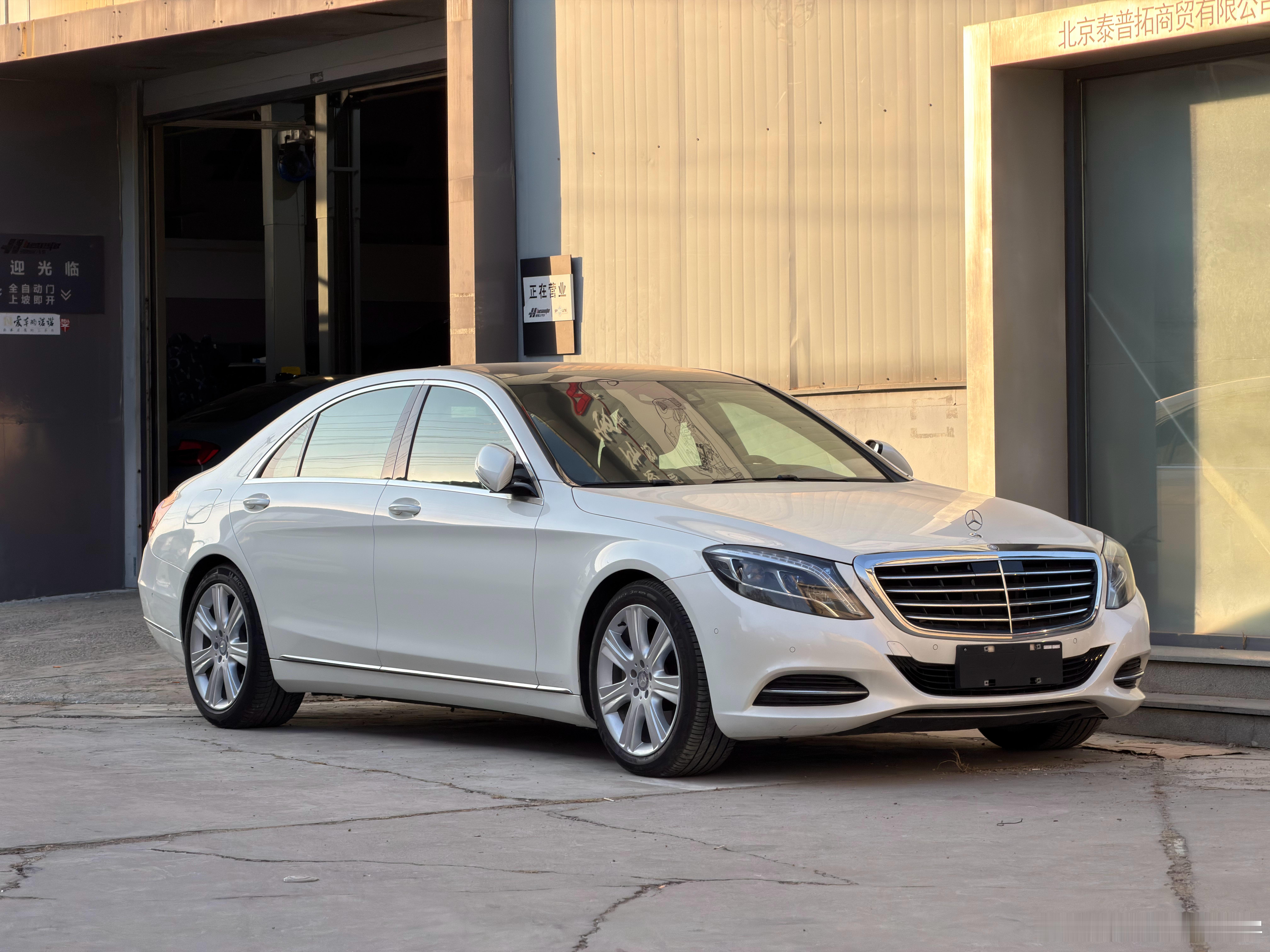 白色的D级车，真是优雅到家了它没有黑色那么社会，又不是奇奇怪怪颜色的张扬非常润啊