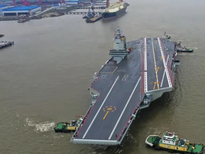 美国海军飞行员称，福建舰的2具弹射器（图片右边2道）与降落区可能存在相互干扰的情
