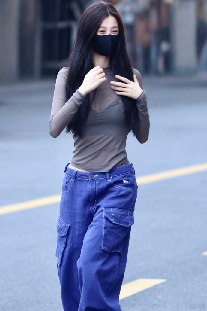 谁懂虞书欣这个上衣  虞书欣这身真妈妈来了 简约又很有小心机的穿搭，虞书欣这件网