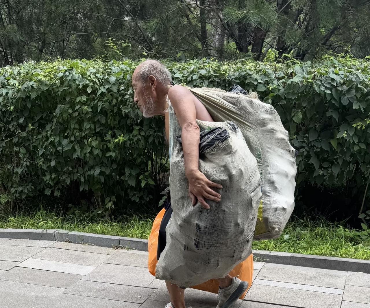 这样的老人，活着算幸福吗❓
90岁的老人，每天趴在垃圾分类的小房子里扒拉他需要的