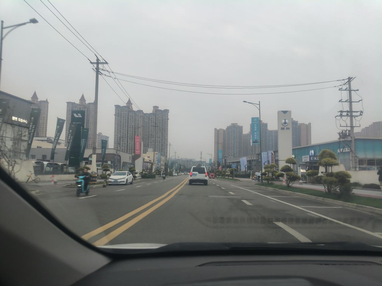上周陪朋友去新都看车，直接惊到我了。以前那条耳熟能详的汽车4S店一条街，80%以