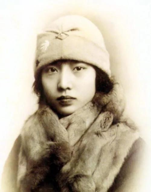 孟小冬年轻时的影像。
孟小冬，风华绝代，曲艺精湛，不愧为“冬皇”。
关于“冬皇”