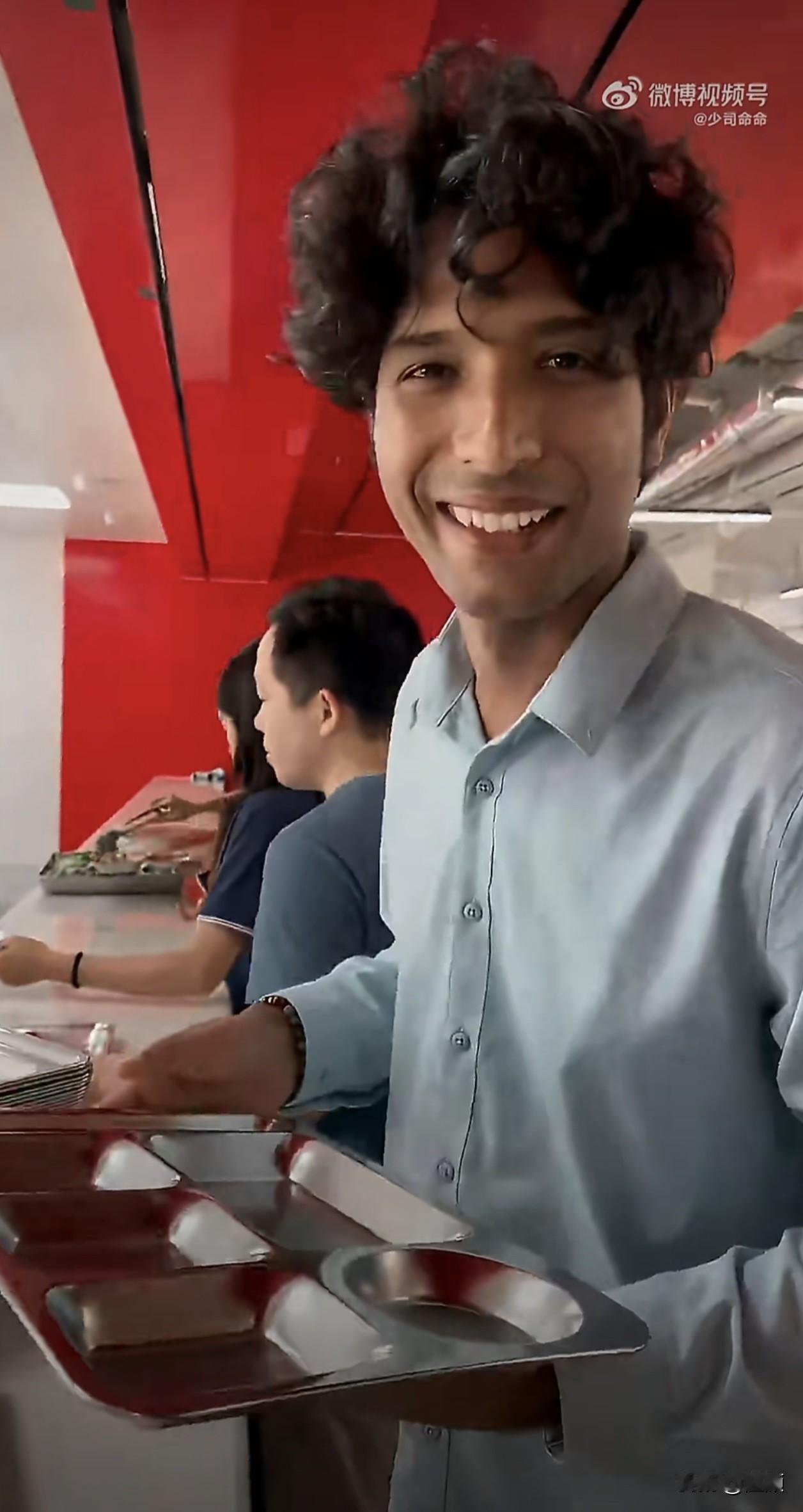 一名在中山工厂务工的印度达罗毗荼裔男子，在海外油管平台分享公司食堂午餐，更核心的