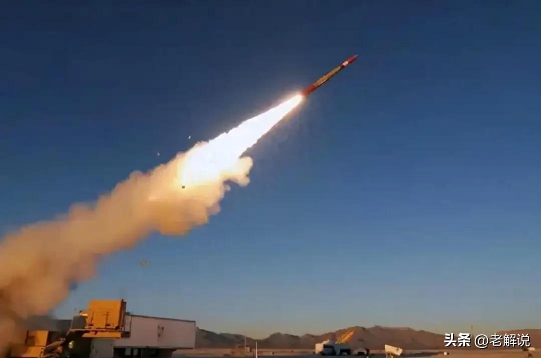 突发！美国航母被伊朗成功击中！刚刚，伊朗军方发布正式声明，宣称使用无人机在自身水