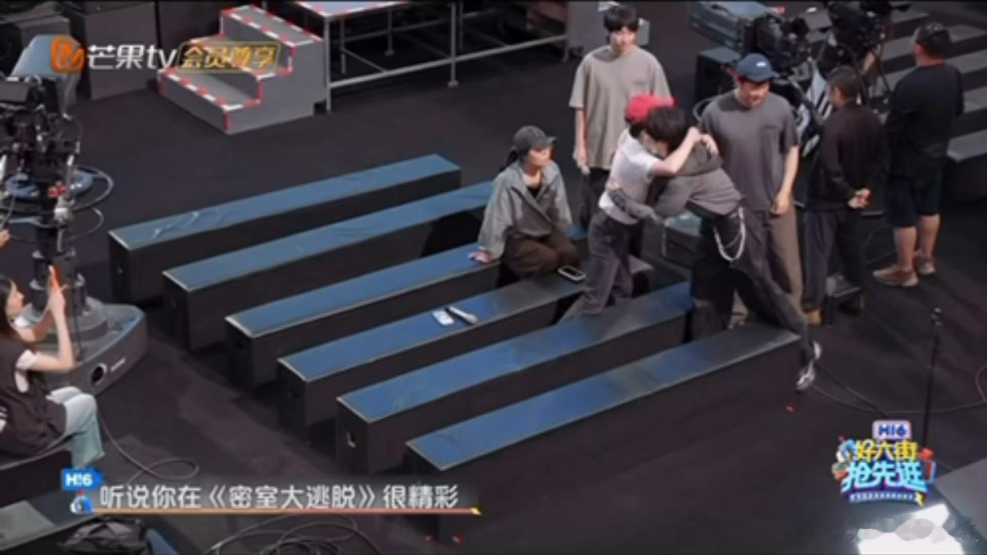 何炅和时代少年团挨个拥抱 谁能抵抗住何老师的温柔！挨个拥抱时代少年团每一位少年，
