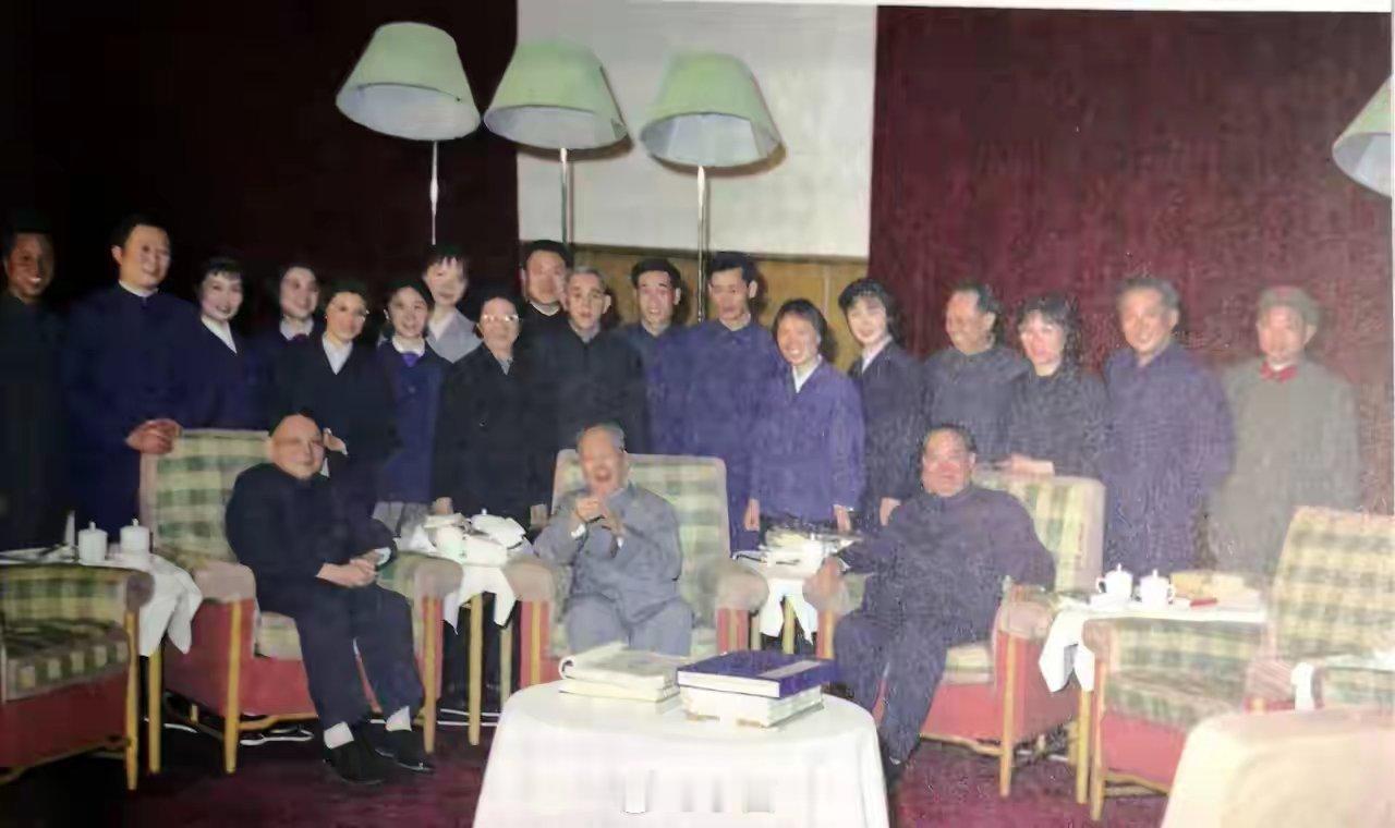 领袖毛主席在书房里和大家合影。 