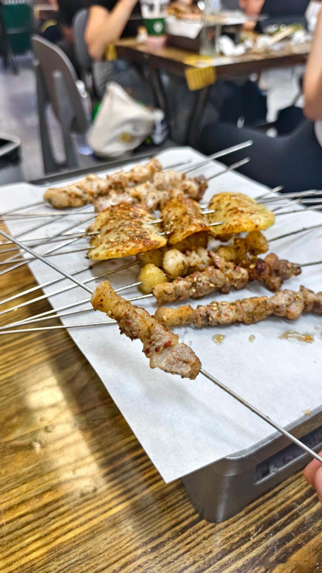 卧槽，瞎转悠吃了个小破馆子，叫马小胖溜达串，是目前我吃过的北京的最好吃的串，是不