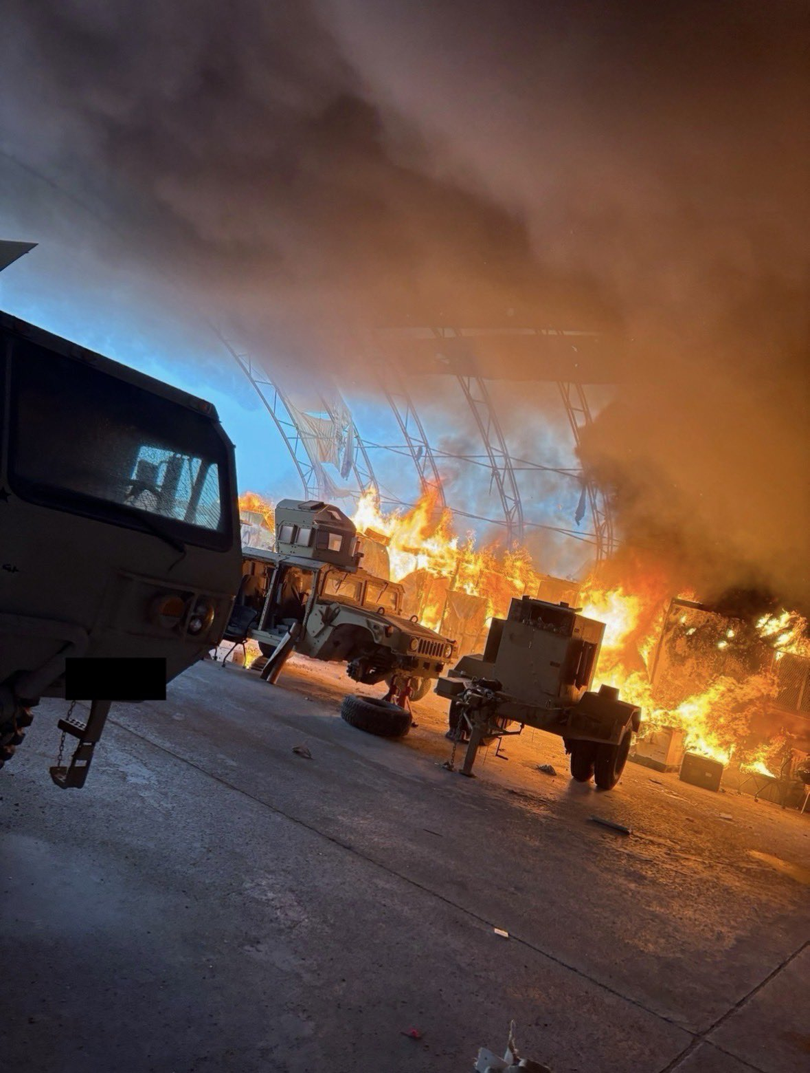 网上出现两张据称是阿联酋美军基地内拍摄的被命中的照片，但两张照片暂时没有被证实。