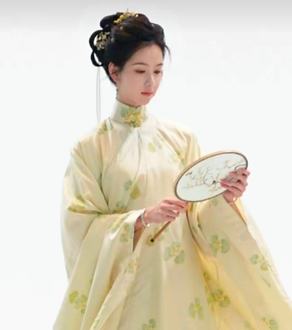 陈都灵雁回时穿搭 ​​​