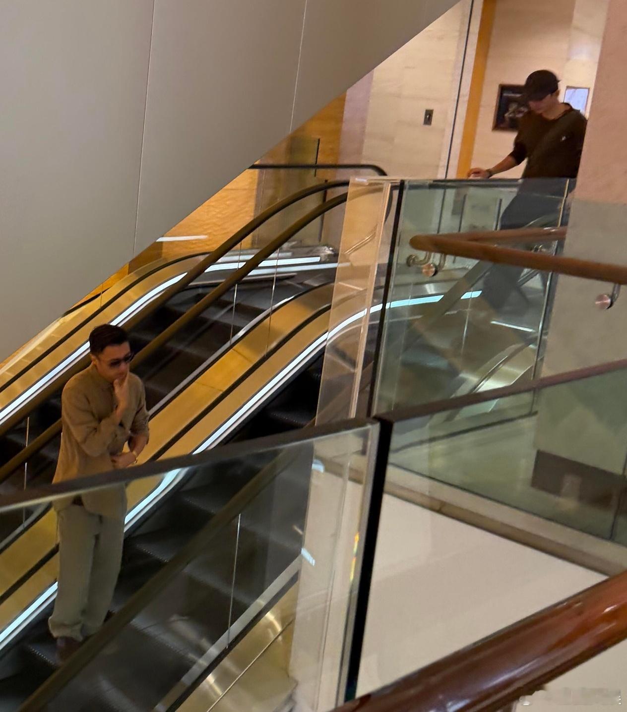 谢霆锋带大儿子逛街谢霆锋带大儿子Lucas逛街 谢霆锋带大儿子逛商场，好帅 ​​