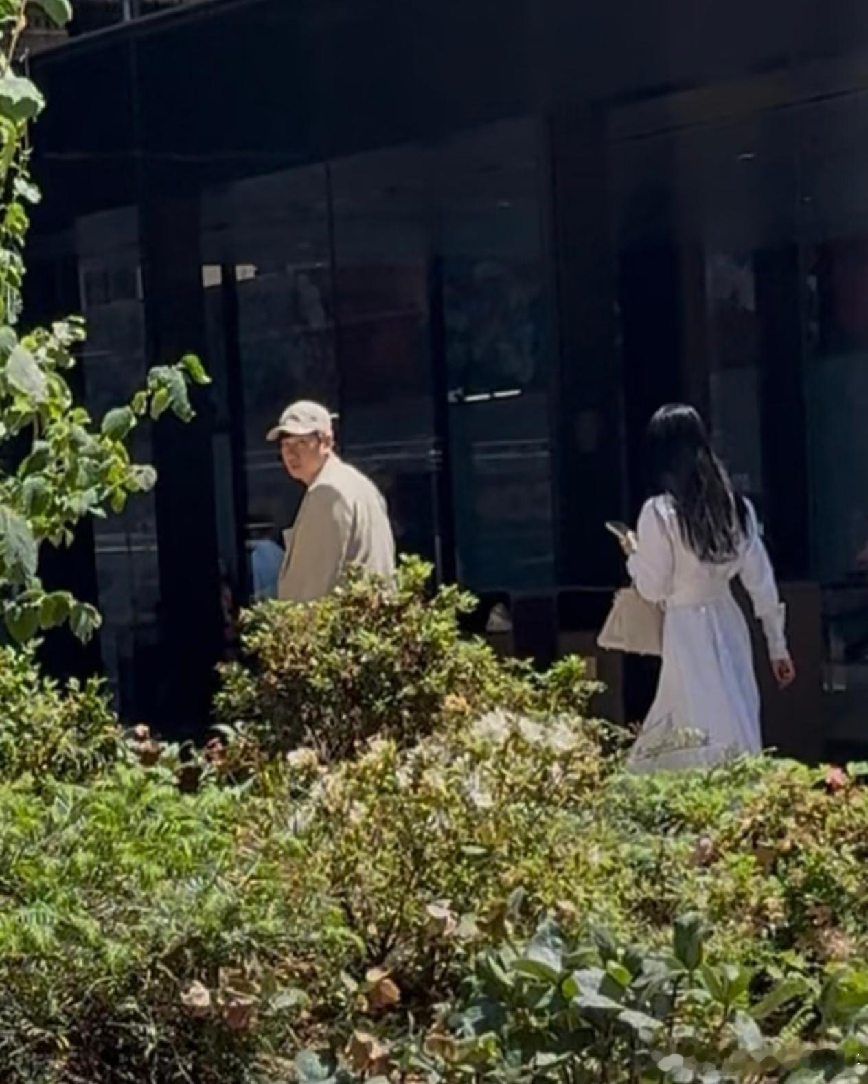 纽约街头偶遇林俊杰七七纽约偶遇林俊杰七七逛街 纽约街头偶遇林俊杰七七，参加完毕业