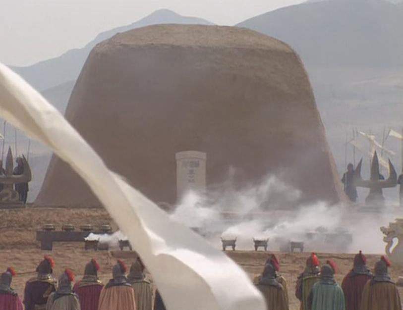 看人家袁绍的坟头，比起刘表的坟头来讲，大了不知道多少倍。
同样是割据一方的诸侯，