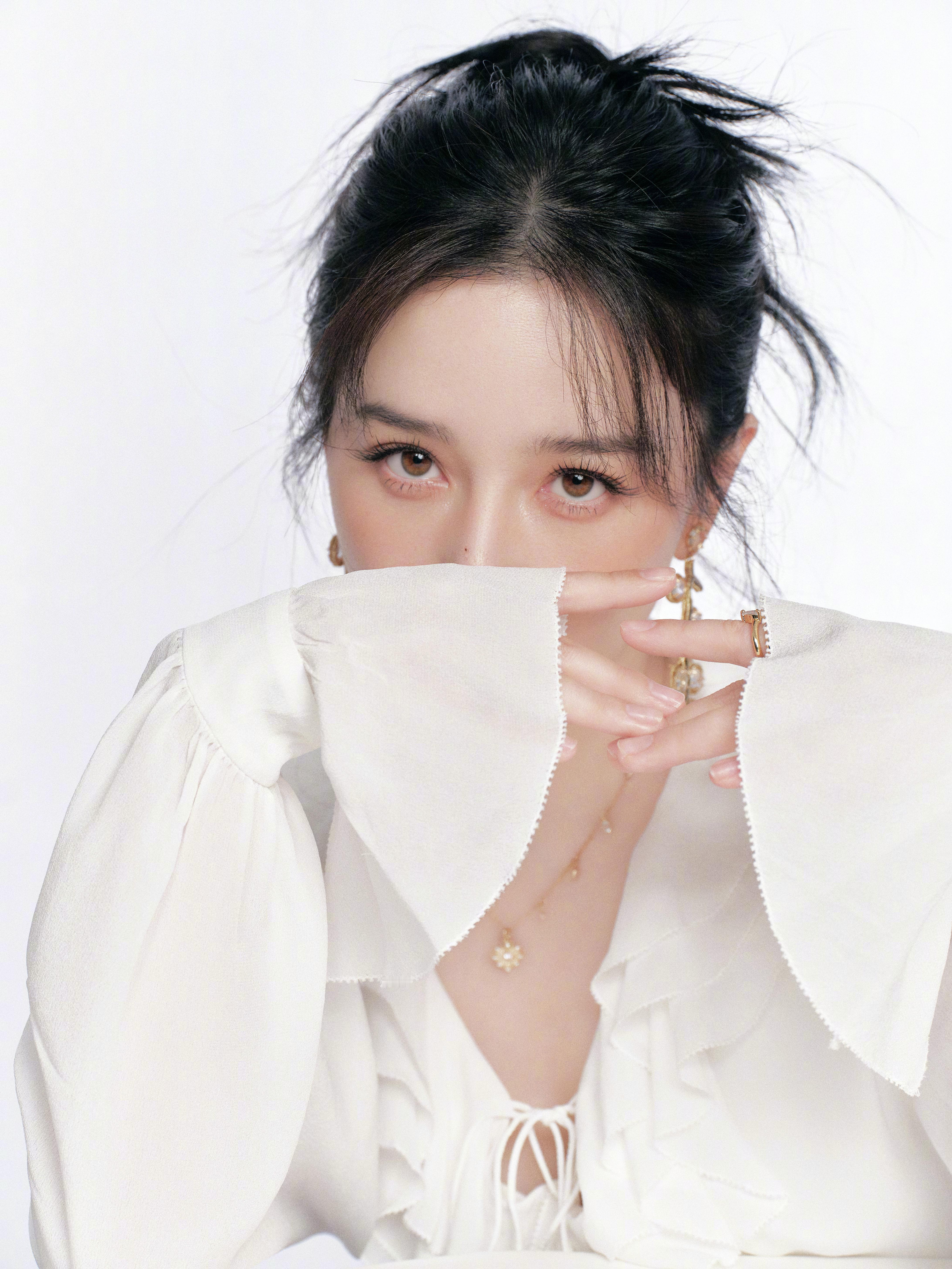 阚清子 THX 阚清子 in VERAWANG白色桑蚕丝荷叶边雪纺衫阚清子 公关