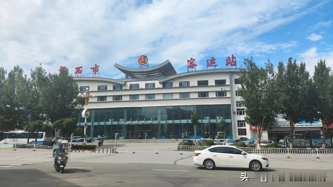 磐石，吉林市代管市。城区建设一般，最牛逼的建筑还是市政府办公大楼，气宇宣扬，高大