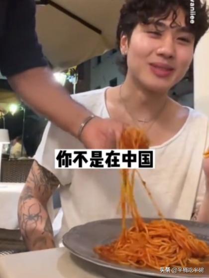 中国游客在意大利用筷子吃意面，服务员看到后立马拿着叉子过来，对游客说：你在意大利