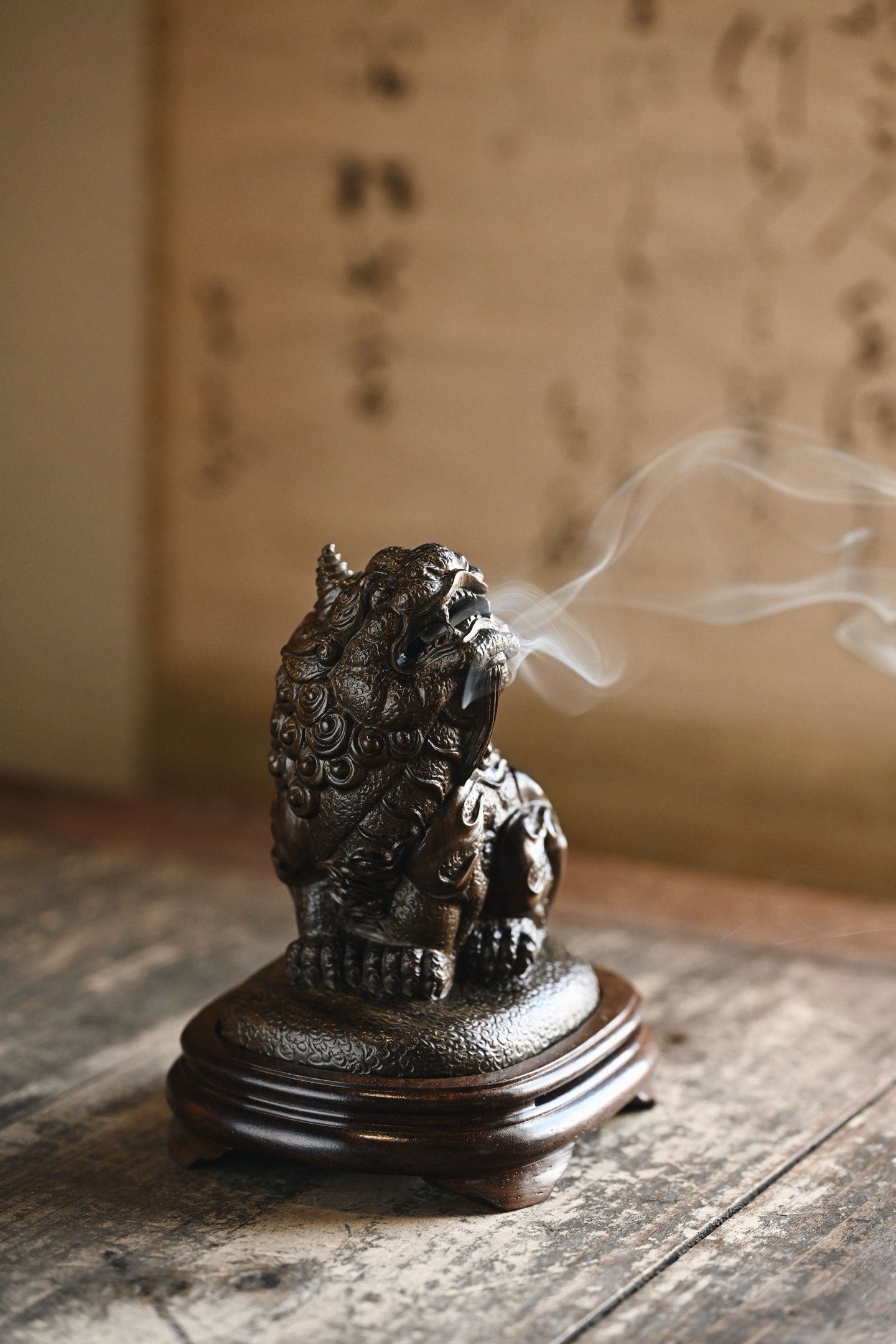 金丝楠阴沉木 | 望天吼 香炉色泽温润，清香悠远。瑞兽昂首雄踞，神态威猛传神，巧